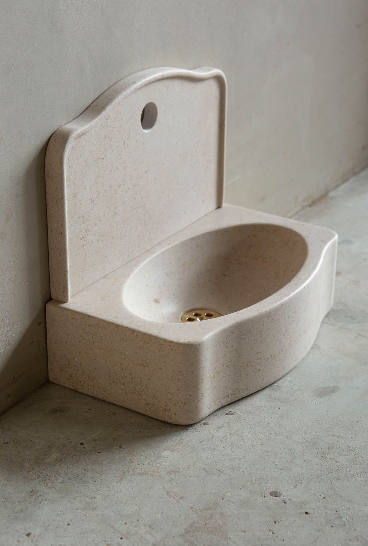vasque-bakje-met-rug-natuursteen-Frans-001 Natuurstenen hoekbakken Kasteelbak Kasteelbakjes Belgisch hardsteen wildbakken Toiletbakjes Kasteelbakjes Oude bakken en hergebruikt natuursteen.