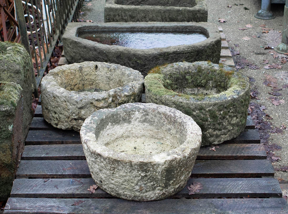 vogeldrinkbakje-natuursteen-oud-jardin-trogje-oudebouwmaterialen-001 Natuurstenen hoekbakken Oude bak voederbakken natuursteen wildbakken Toiletbakjes Kasteelbakjes Oude bakken en hergebruikt natuursteen.