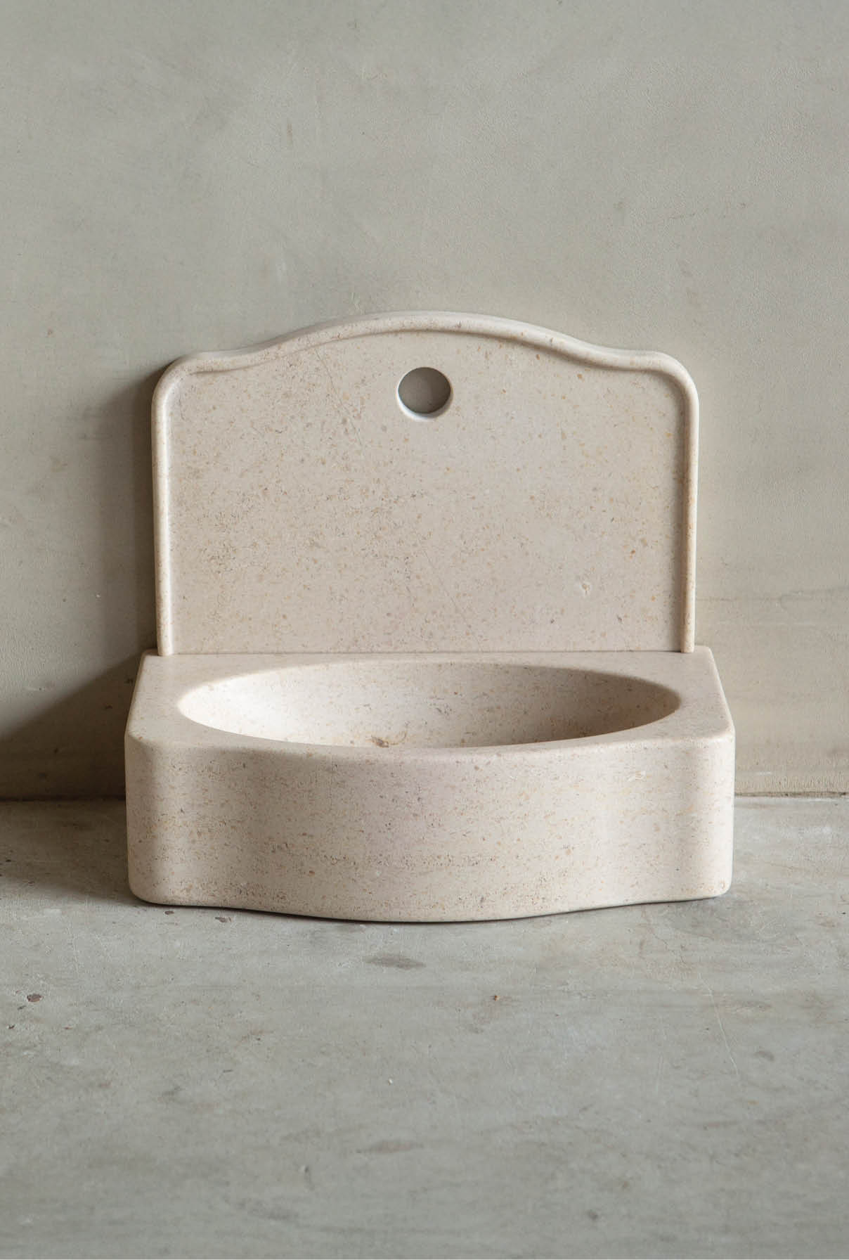 wandbakje-met-rug-franse-steen-jan-van-ijken-001 Natuurstenen hoekbakken Kasteelbak Kasteelbakjes Belgisch hardsteen wildbakken Toiletbakjes Kasteelbakjes Oude bakken en hergebruikt natuursteen.