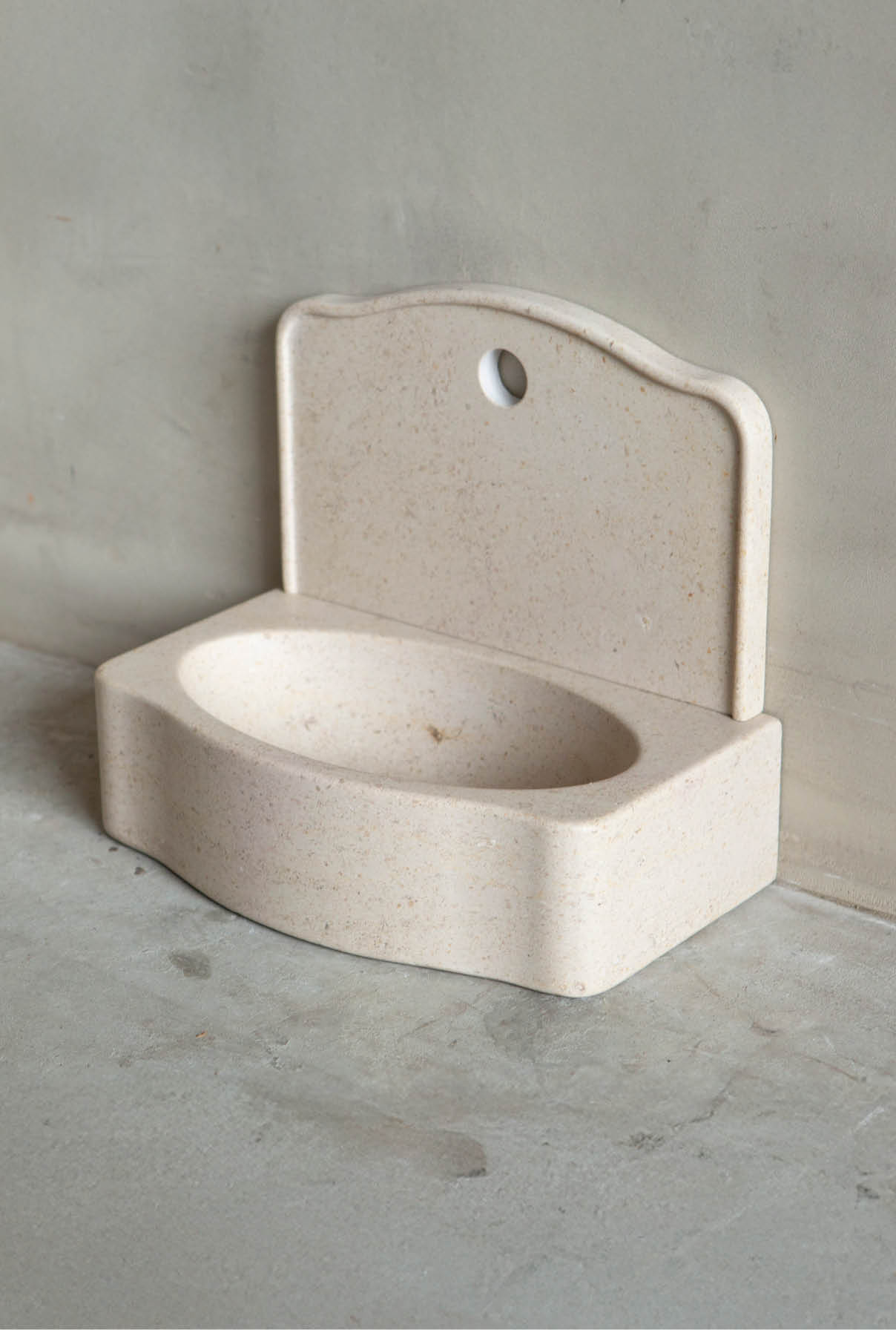 wandfontein-natuursteen-klein-wasbakje-wastrogje-001 Natuurstenen hoekbakken Kasteelbak Kasteelbakjes Belgisch hardsteen wildbakken Toiletbakjes Kasteelbakjes Oude bakken en hergebruikt natuursteen.