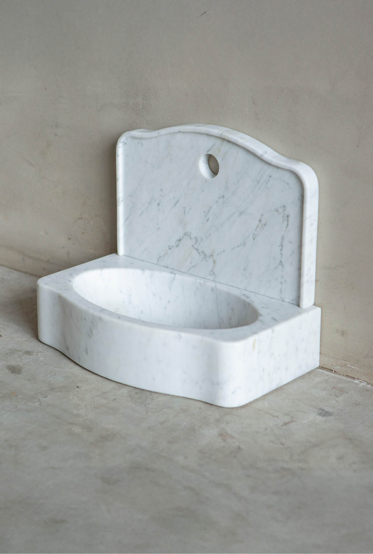 wandfontein-wit-marmer-klein-klassiek-oude-bouwmaterialen-001 Natuurstenen hoekbakken Kasteelbak Kasteelbakjes Belgisch hardsteen wildbakken Toiletbakjes Kasteelbakjes Oude bakken en hergebruikt natuursteen.