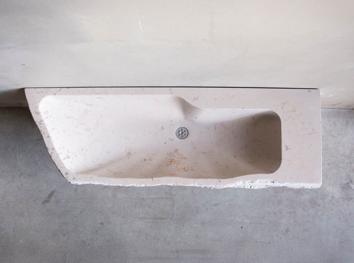wandwastafel-uniek-landelijk-natuurlijk-wasbak-001 Natuurstenen bakken wildbakken Toiletbakjes Kasteelbakjes Oude bakken en hergebruikt natuursteen.