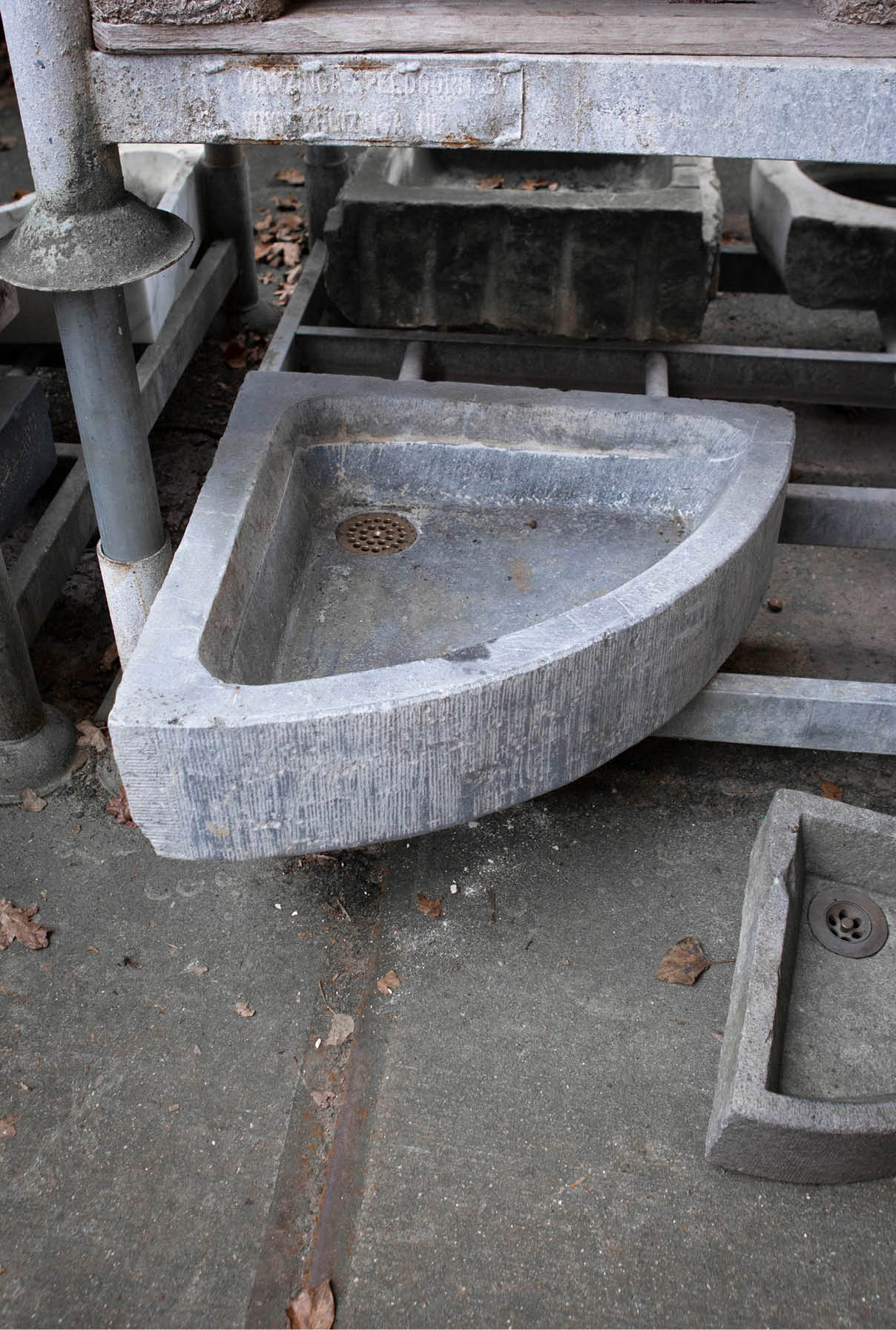 wasbak-hoekfontein-natuursteen-hergebruik-belgisch-001 Natuurstenen hoekbakken Oude bak voederbakken natuursteen wildbakken Toiletbakjes Kasteelbakjes Oude bakken en hergebruikt natuursteen.