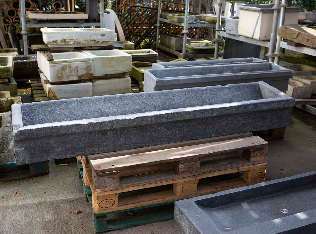 wasbak-lang-oud-circulair-arduin-oudebouwmaterialen-001 Natuurstenen hoekbakken Oude bak voederbakken natuursteen wildbakken Toiletbakjes Kasteelbakjes Oude bakken en hergebruikt natuursteen.
