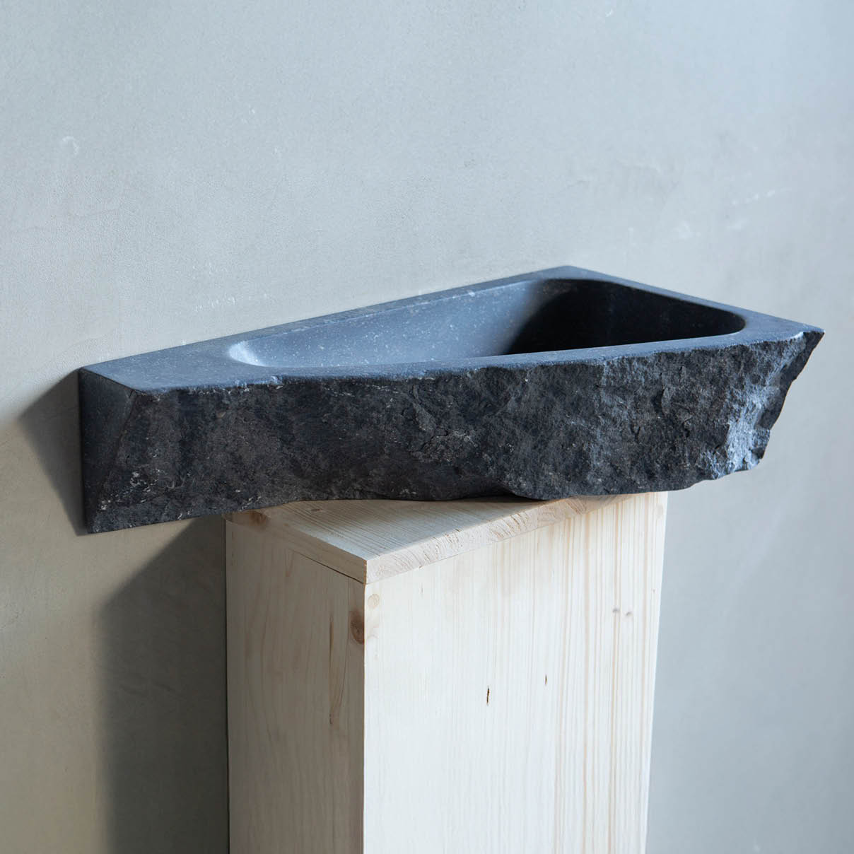 wasbakje-toilet-hoek-handenwassertje-trogje-jan-van-ijken-001 Natuurstenen hoekbakken Toiletbakje Rocherons wildbakken Toiletbakjes Kasteelbakjes Oude bakken en hergebruikt natuursteen.