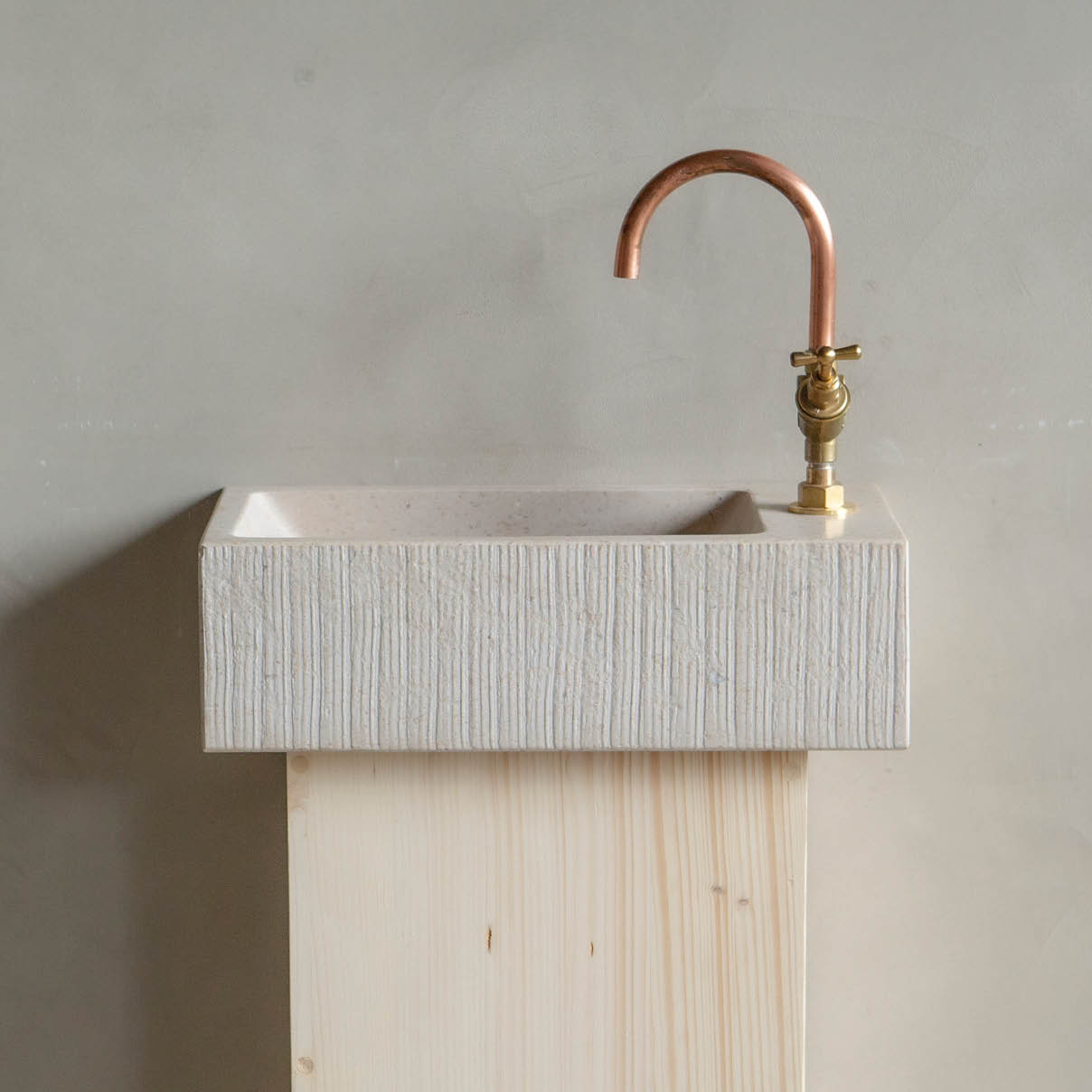 wasbakje-toilet-wastrogje-koperen-kraan-oude-bouwmaterialen-001 Natuurstenen hoekbakken Toiletbakje Rocherons wildbakken Toiletbakjes Kasteelbakjes Oude bakken en hergebruikt natuursteen.