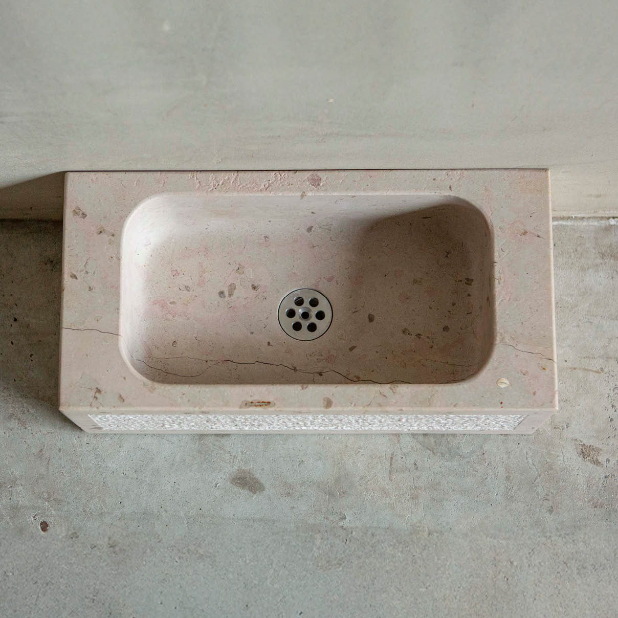 wasbakje-wastafeltje-lavabo-wastrogje-franse-steen-001 Natuurstenen hoekbakken Toiletbakje Rocherons wildbakken Toiletbakjes Kasteelbakjes Oude bakken en hergebruikt natuursteen.