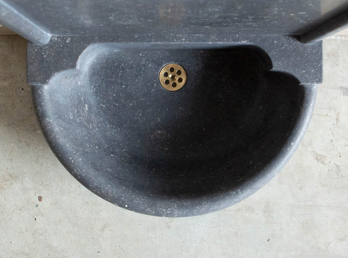 wastafel-belgisch-hardsteen-klassiek-wcfontein-janvanijken-001 Natuurstenen hoekbakken Kasteelbak Kasteelbakjes Belgisch hardsteen wildbakken Toiletbakjes Kasteelbakjes Oude bakken en hergebruikt natuursteen.