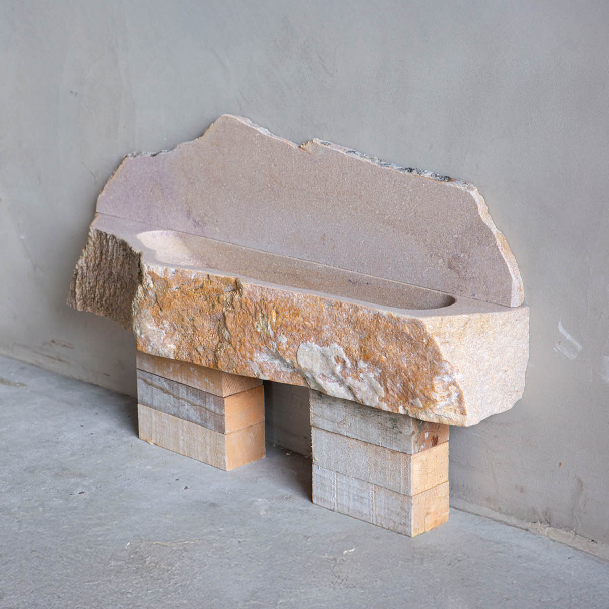 wastafel-puur-wandbak-uniek-natural-stone-001 Natuurstenen bakken wildbakken Toiletbakjes Kasteelbakjes Oude bakken en hergebruikt natuursteen.