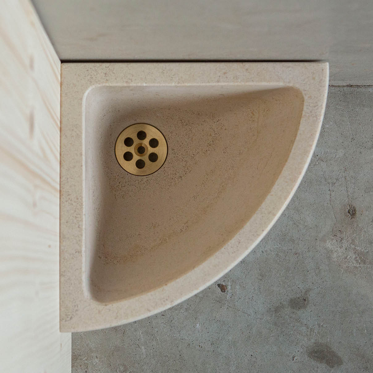 wastafel-wcbakje-wasbakje-toilet-wcfontein-oude-bouwmaterialen-001 Natuurstenen hoekbakken wildbakken Toiletbakjes Kasteelbakjes Oude bakken en hergebruikt natuursteen.