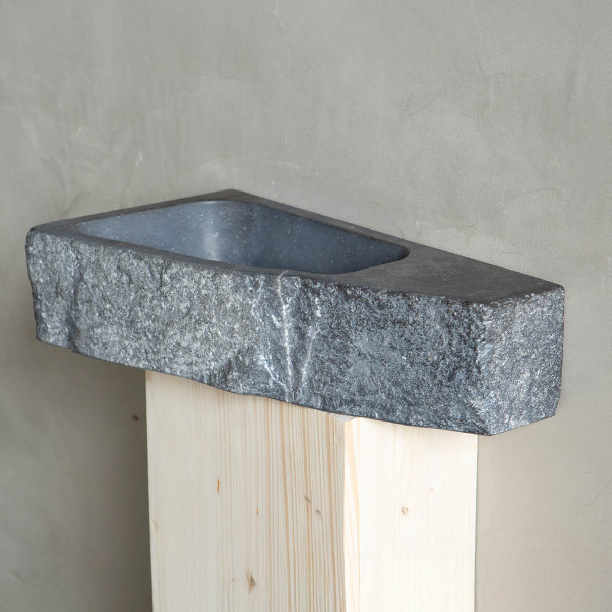 wastafeltje-fonteintje-wasbak-pompbakje-oude-bouwmaterialen-001 Natuurstenen hoekbakken Toiletbakje Rocherons wildbakken Toiletbakjes Kasteelbakjes Oude bakken en hergebruikt natuursteen.