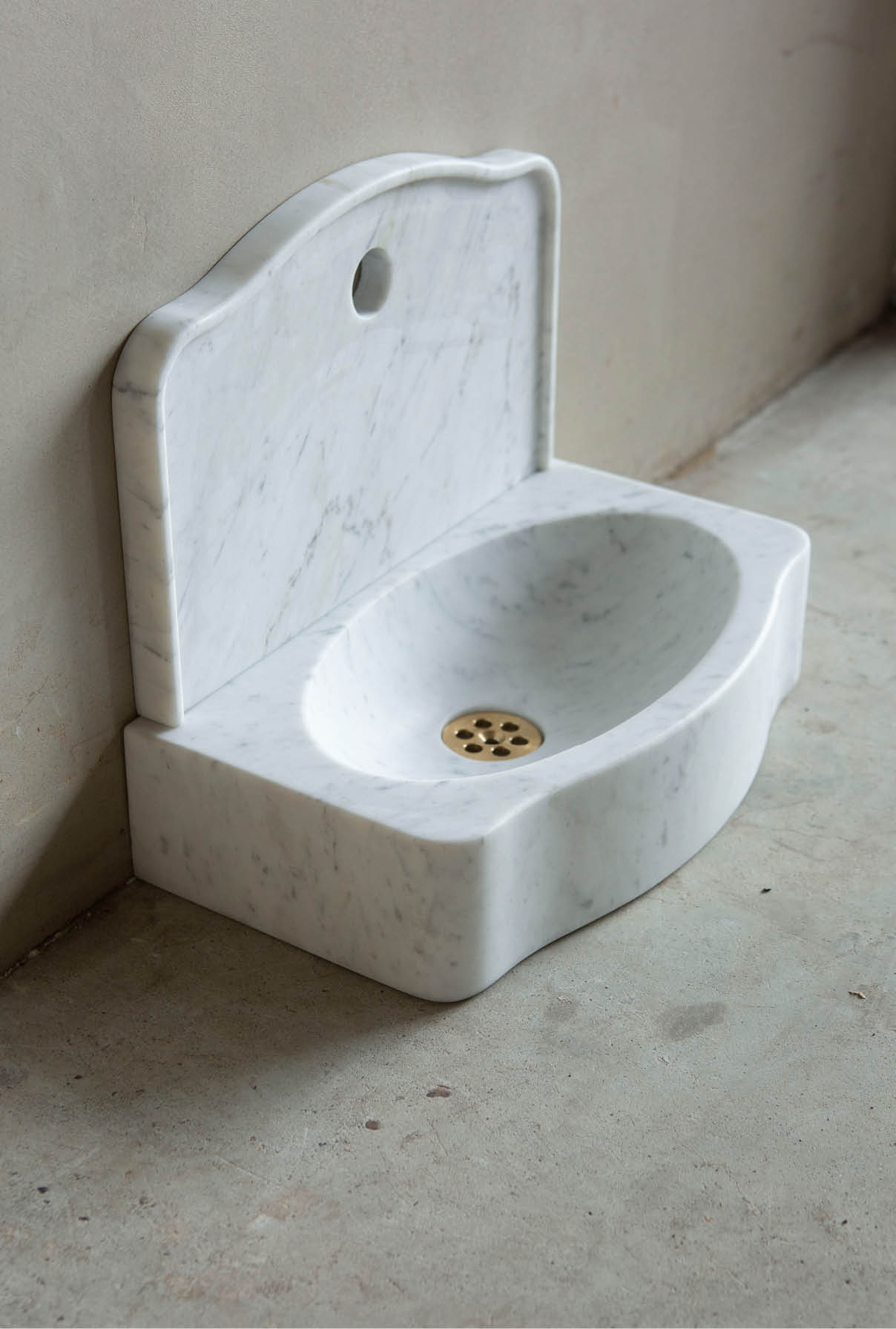 wastrogje-fonteintje-toiletbakje-wastafel-marmer-janvanijken-001 Natuurstenen hoekbakken Kasteelbak Kasteelbakjes Belgisch hardsteen wildbakken Toiletbakjes Kasteelbakjes Oude bakken en hergebruikt natuursteen.