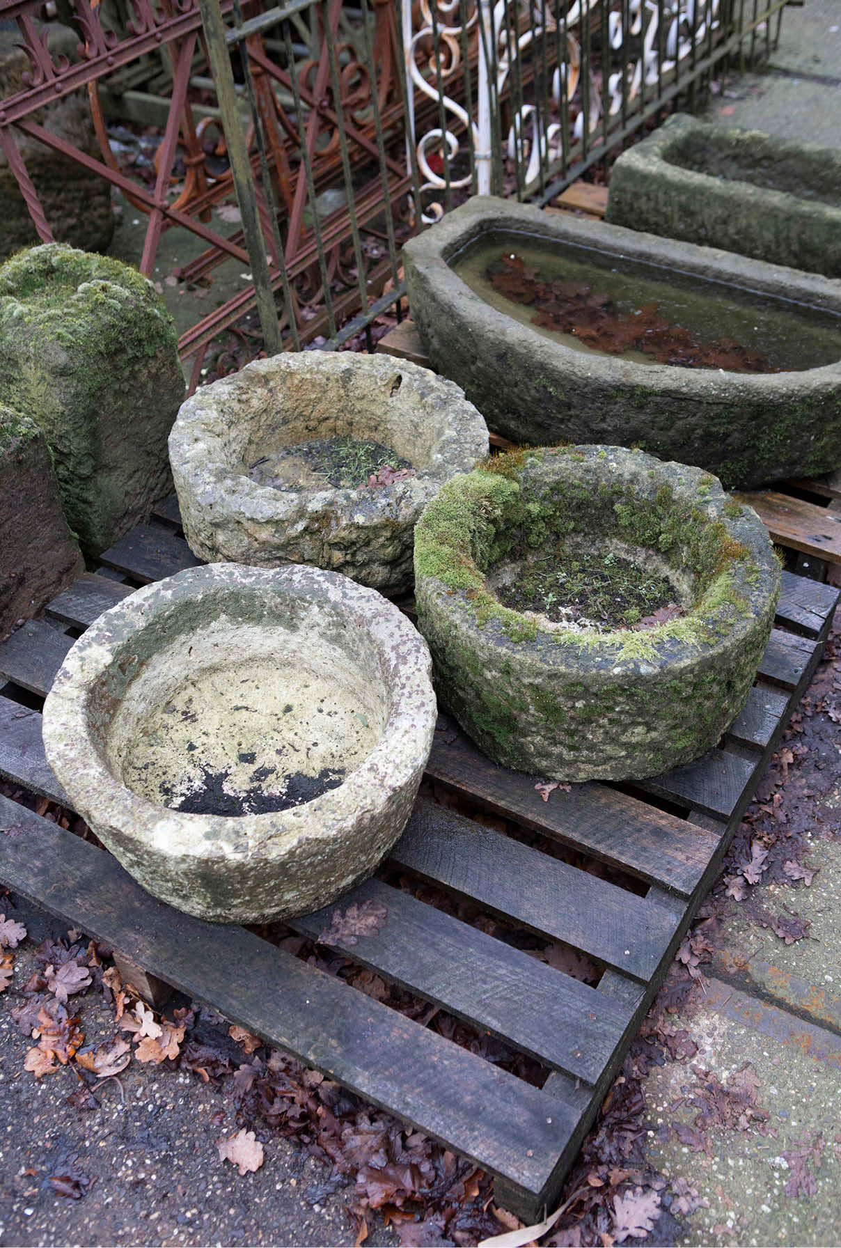 wastrogje-zandsteen-hergebruik-voederbakje-rond-vanijken-001 Natuurstenen hoekbakken Oude bak voederbakken natuursteen wildbakken Toiletbakjes Kasteelbakjes Oude bakken en hergebruikt natuursteen.