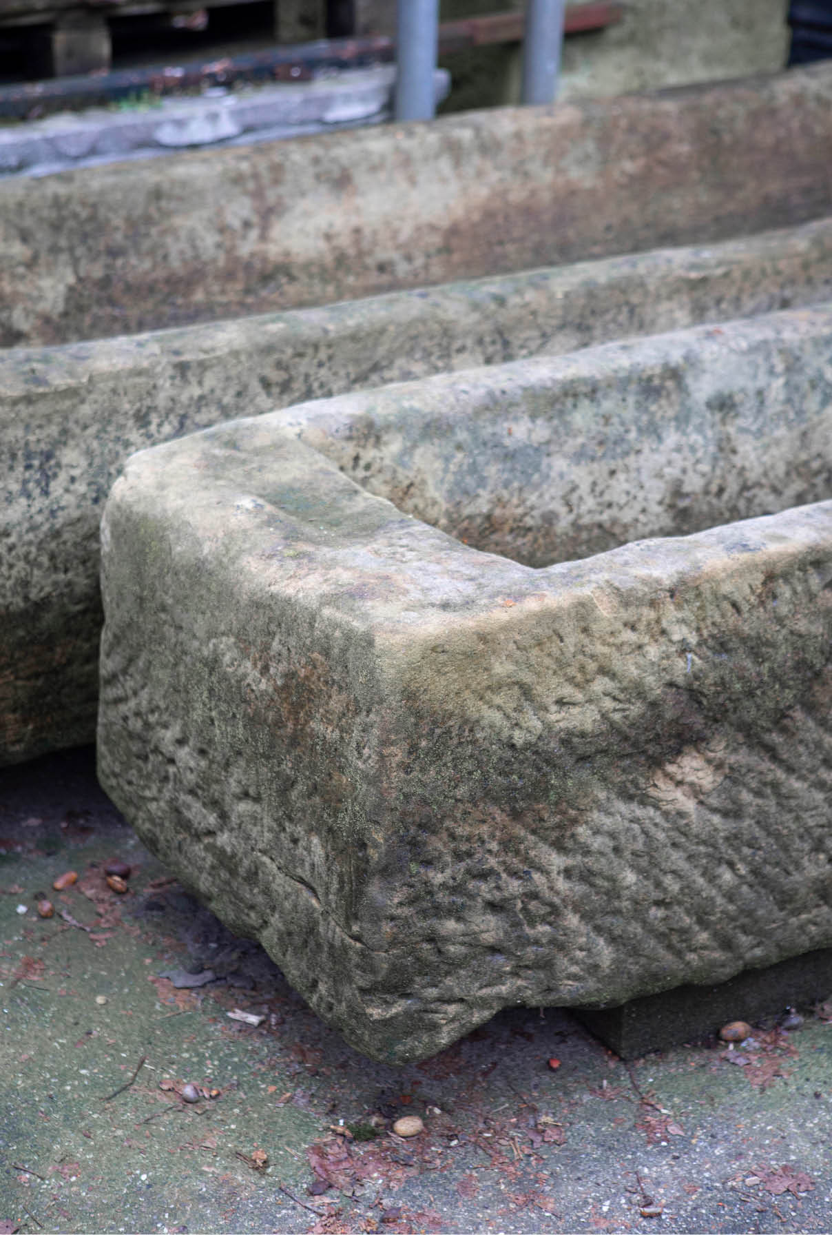 waterbak-grote-trog-tuin-natuursteen-jan-van-ijken-001 Natuurstenen hoekbakken Oude bak voederbakken natuursteen wildbakken Toiletbakjes Kasteelbakjes Oude bakken en hergebruikt natuursteen.