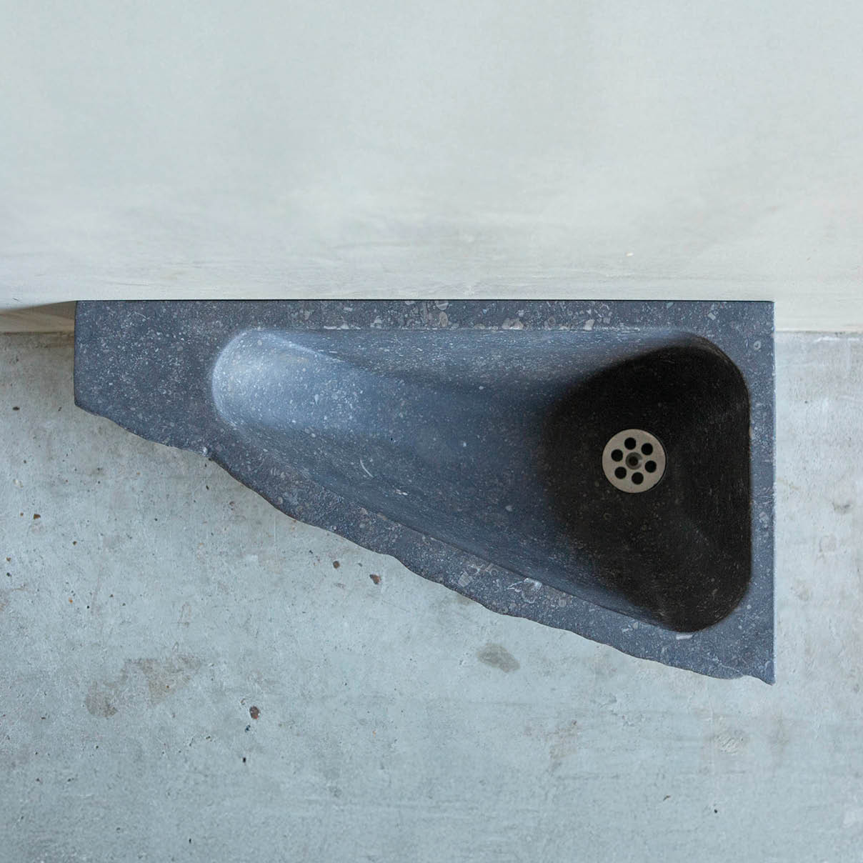 wcbakje-arduin-lavabo-puur-maatwerk-oude-bouwmaterialen-001 Natuurstenen hoekbakken Toiletbakje Rocherons wildbakken Toiletbakjes Kasteelbakjes Oude bakken en hergebruikt natuursteen.