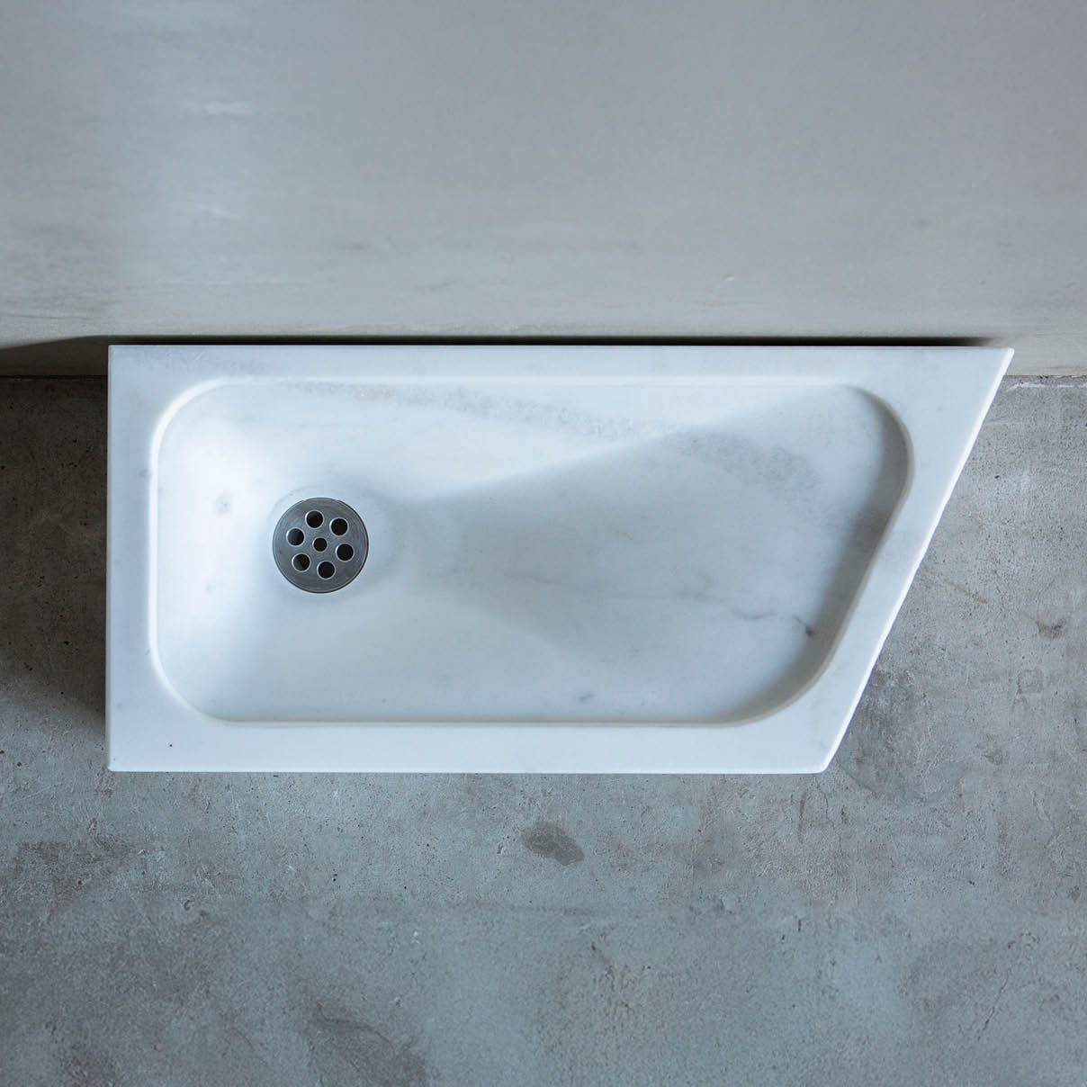 wcbakje-toilet-rustiek-klein-natuursteen-janvanijken-001 Natuurstenen hoekbakken Toiletbakje Rocherons wildbakken Toiletbakjes Kasteelbakjes Oude bakken en hergebruikt natuursteen.