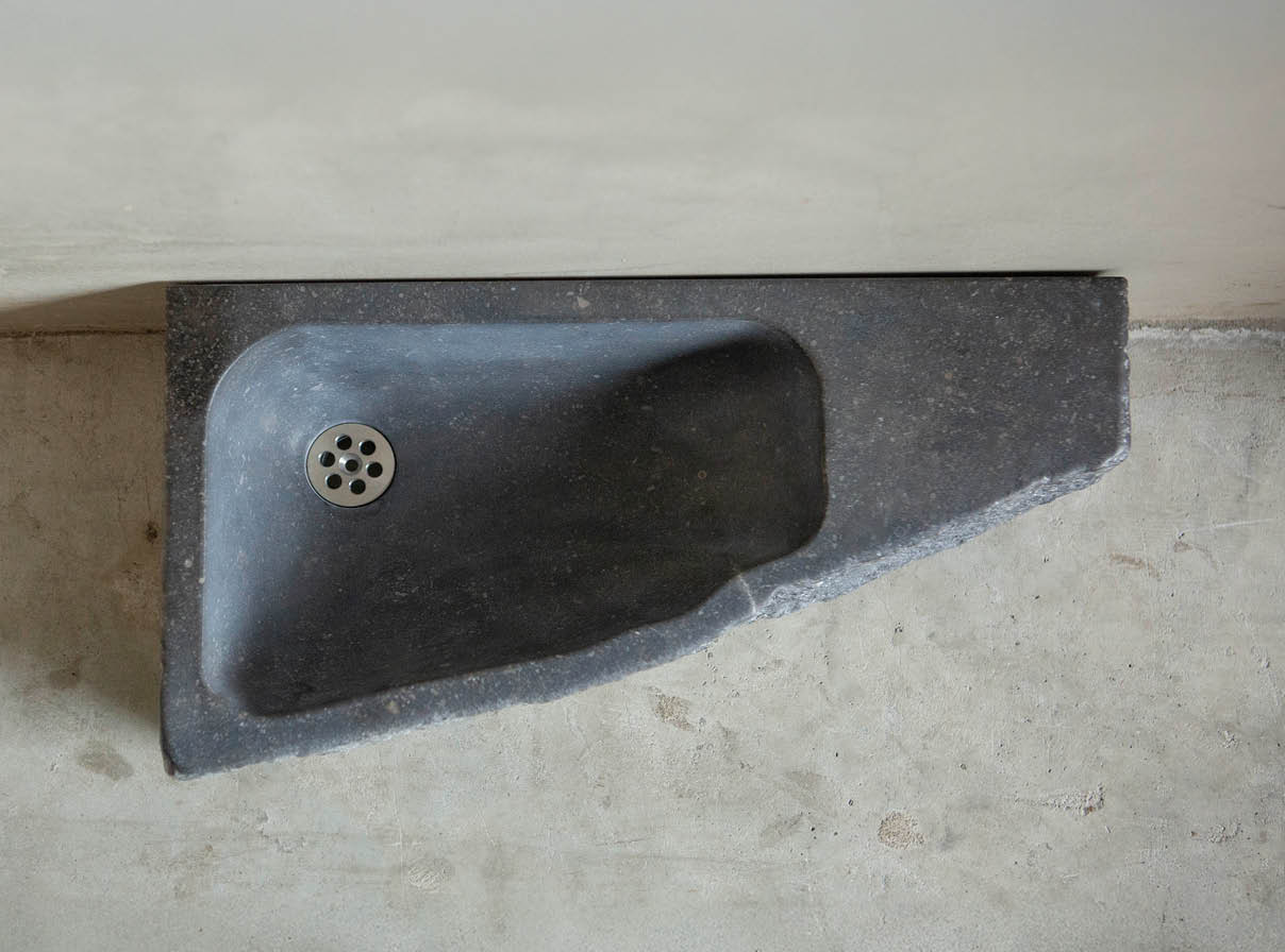 wcbakje-toiletwastafel-uniek-belgisch-hardsteen-001 Natuurstenen bakken wildbakken Toiletbakjes Kasteelbakjes Oude bakken en hergebruikt natuursteen.