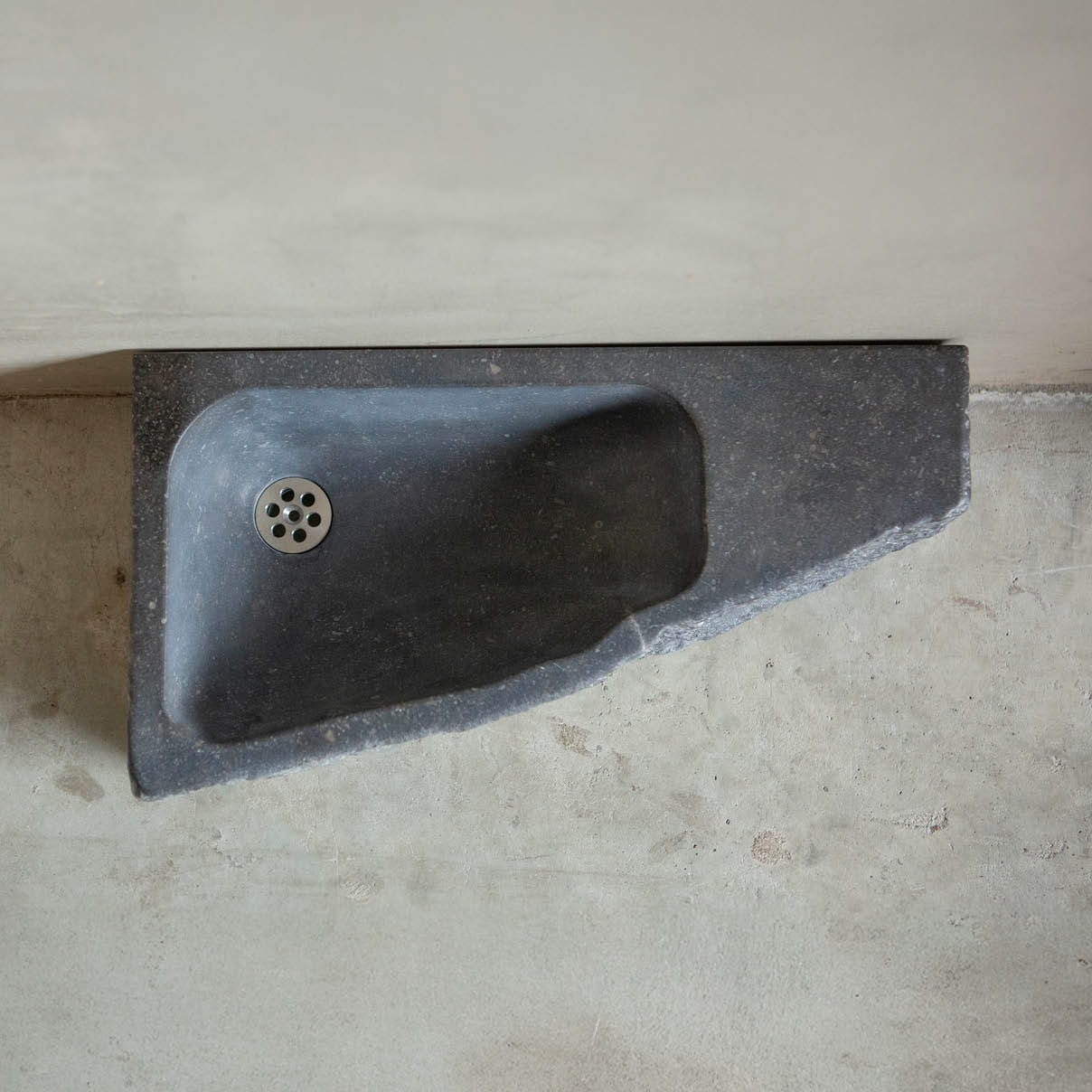 wcbakje-toiletwastafel-uniek-belgisch-hardsteen-janvanijken-001 Natuurstenen hoekbakken Toiletbakje Rocherons wildbakken Toiletbakjes Kasteelbakjes Oude bakken en hergebruikt natuursteen.
