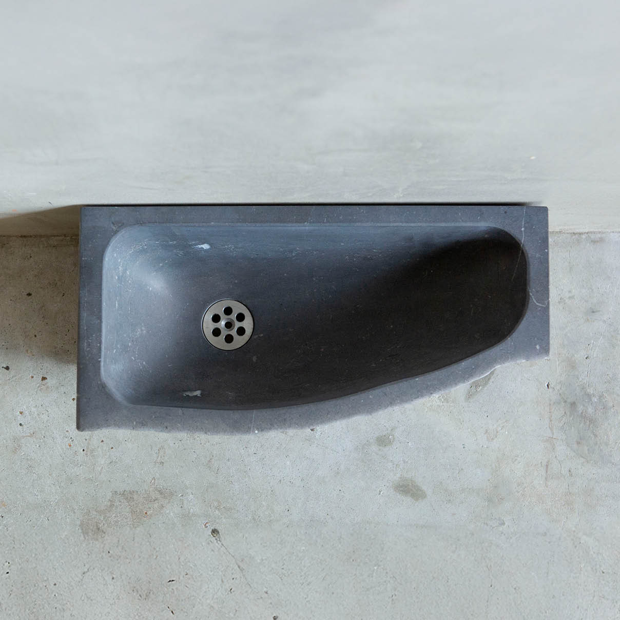 wcbakje-wcfonteintje-lavabo-pompbakje-belgisch-hardsteen-001 Natuurstenen hoekbakken Toiletbakje Rocherons wildbakken Toiletbakjes Kasteelbakjes Oude bakken en hergebruikt natuursteen.